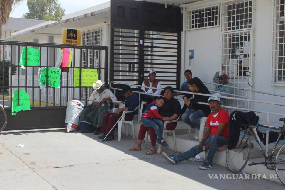 $!Mantienen campesinos de ejidos de Torreón protestas en Pemex por derecho de vía