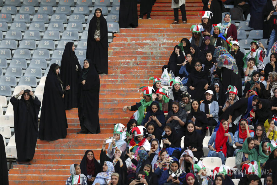 $!Así fue el regreso de las mujeres a los estadios en Irán (fotos)