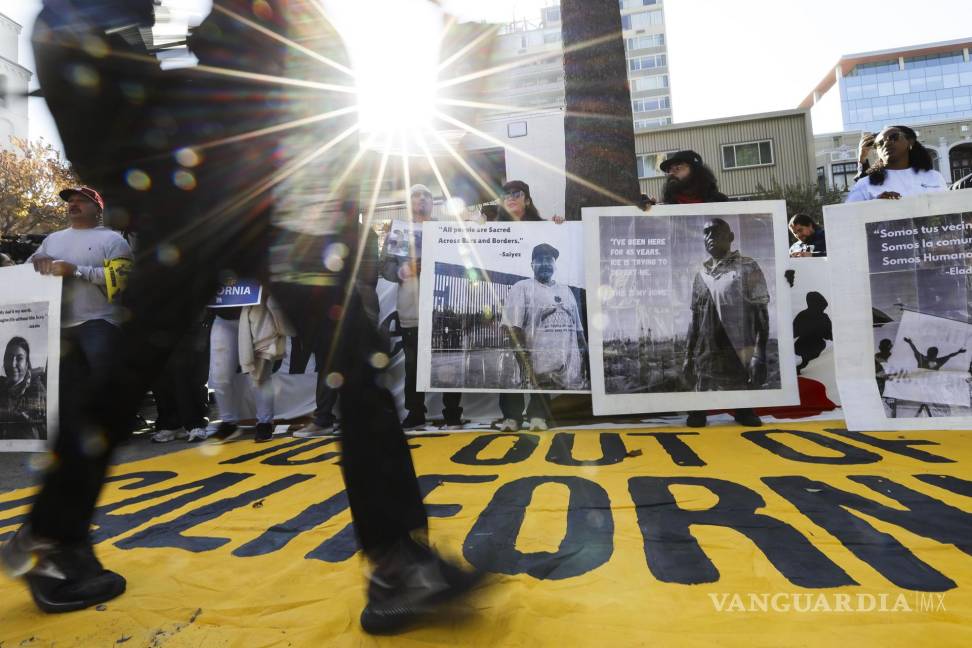 $!Personas en una manifestación para protestar contra las propuestas sobre la deportación masiva en el Capitolio Estatal de Sacramento, California.