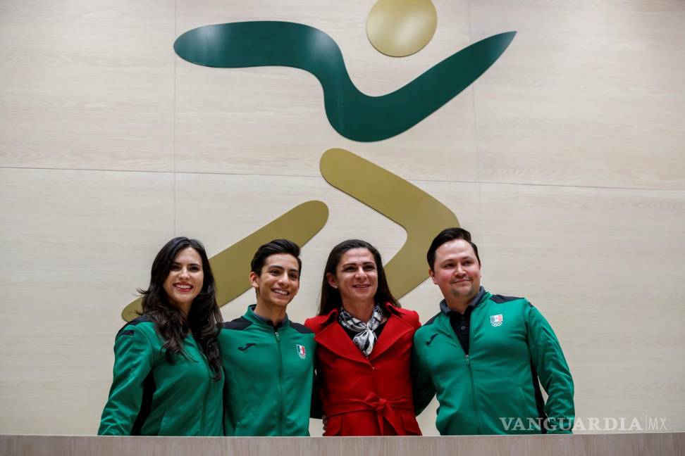 $!El patinador artístico mexicano Donovan Carrillo durante una rueda de prensa en la Conade en Ciudad de México (México). EFE/José Méndez