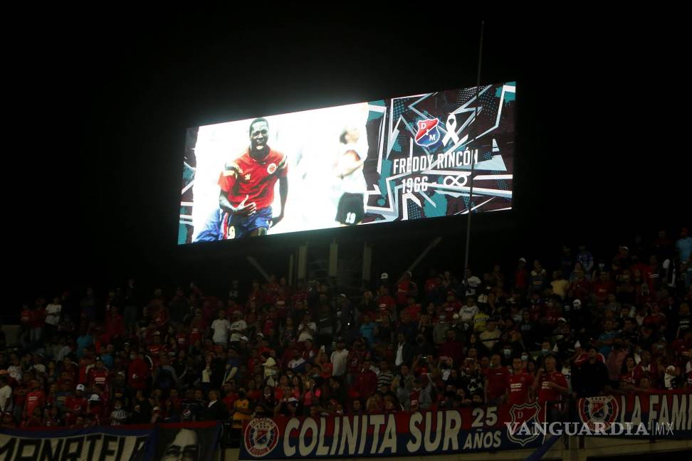 $!Homenaje al exfutbolista colombiano Freddy Rincón en un partido de la Copa Sudamericana entre Deportivo Independiente Medellín y 9 de Octubre.