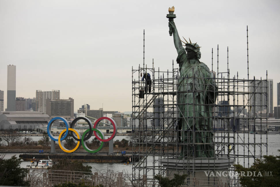 $!Instalan enormes anillos olímpicos en la bahía de Tokio de cara a los Juegos Olímpicos
