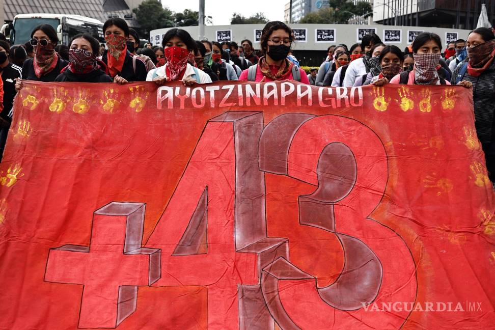 $!Estudiantes y padres de los 43 desaparecidos de Ayotzinapa protestan este miércoles, en Ciudad de México (México).