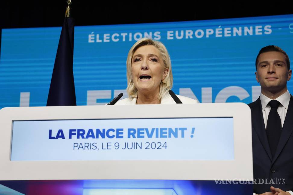 $!Marine Le Pen (i), líder del partido parlamentario Agrupación Nacional, pronuncia un discurso en París, Francia.