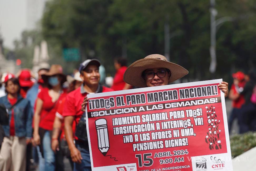 $!Una integrante de la Coordinadora Nacional de Trabajadores de la Educación (CNTE) CON un cartel durante una manifestación en Ciudad de México (México).