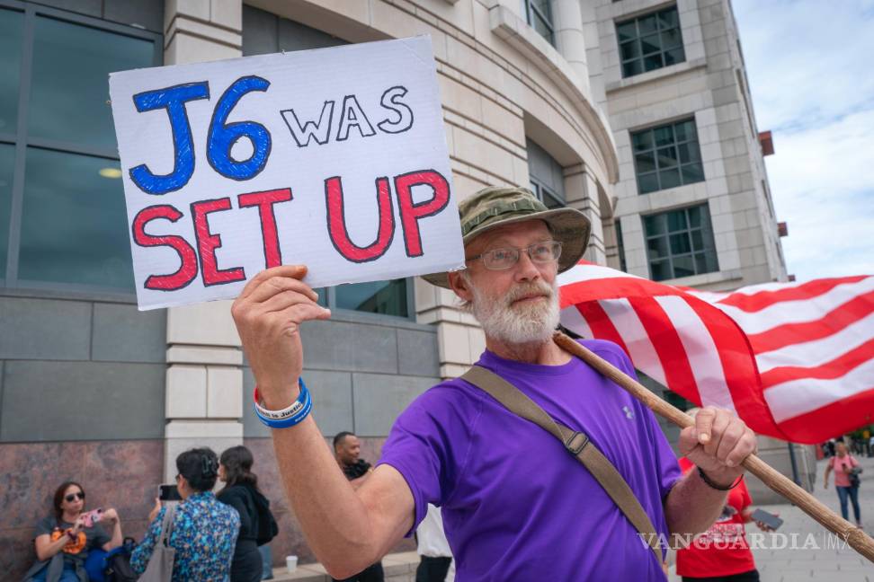 $!Jericho Steve, de Pensilvania, partidario de los acusados del 6 de enero y Donald Trump, protesta frente al tribunal federal en Washington.