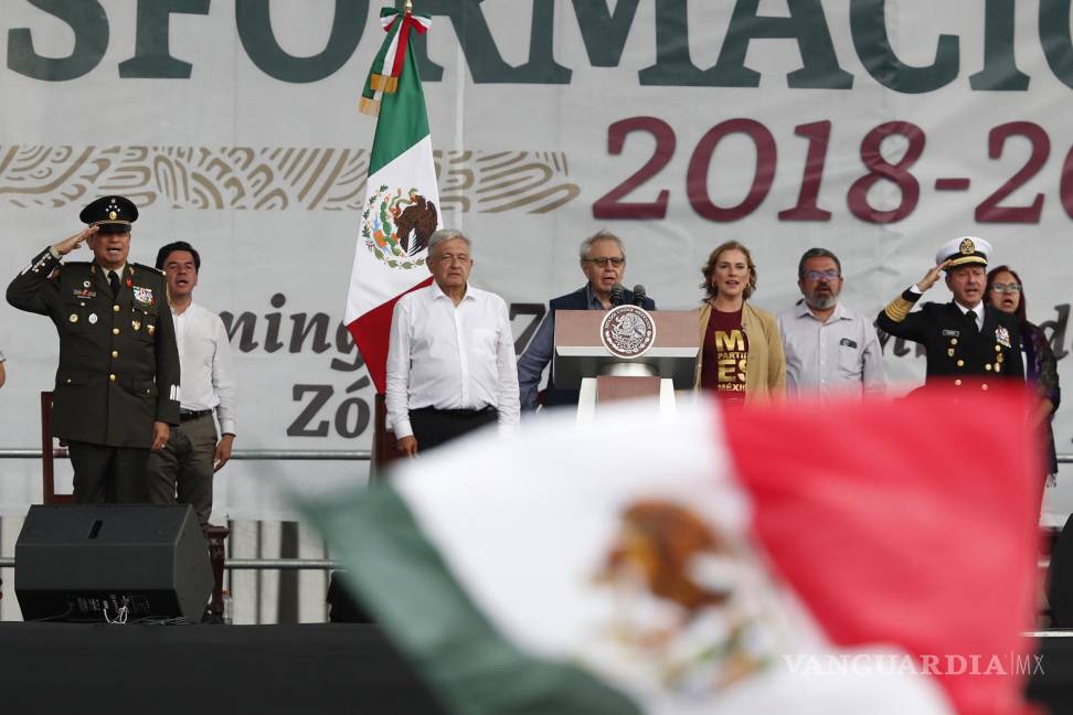 $!El presidente de México, Andrés Manuel López Obrador (c), ofrece su cuarto informe de Gobierno en el Zócalo de Ciudad de México (México).