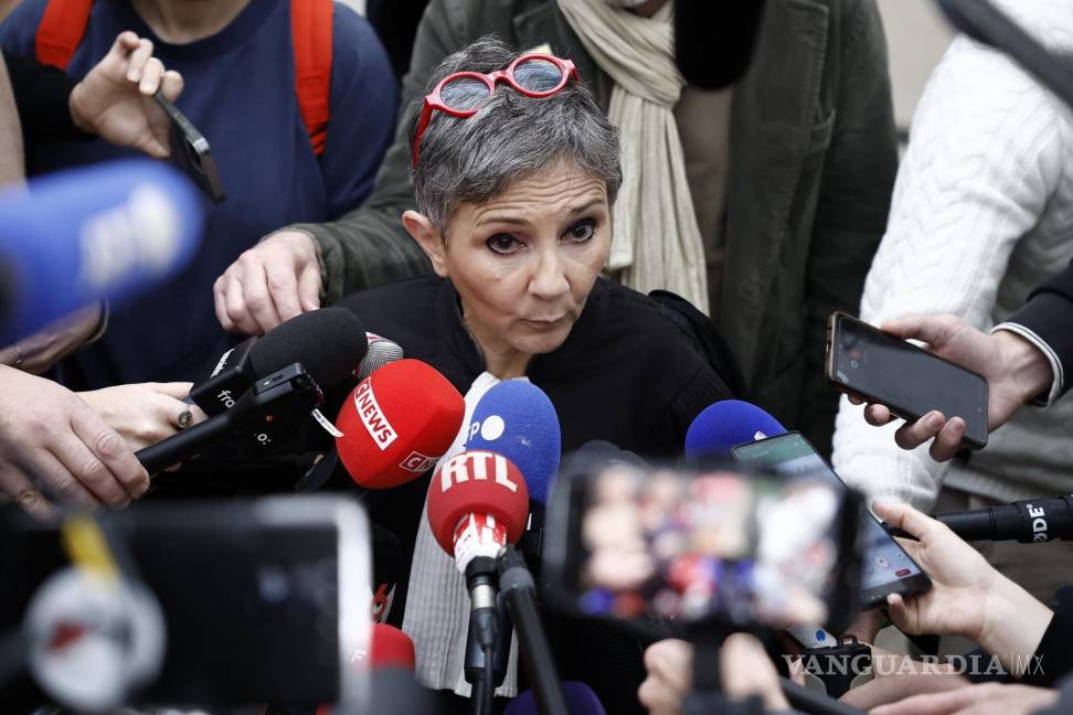 $!La abogada Beatrice Zavarro, que representa al principal acusado Dominique Pelicot, habla con los medios de comunicación en el tribunal penal de Avignon.