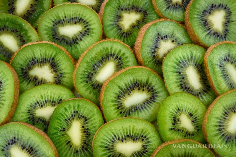 $!El kiwi destaca por su alta concentración de vitamina C, incluso superior a la de muchos cítricos.