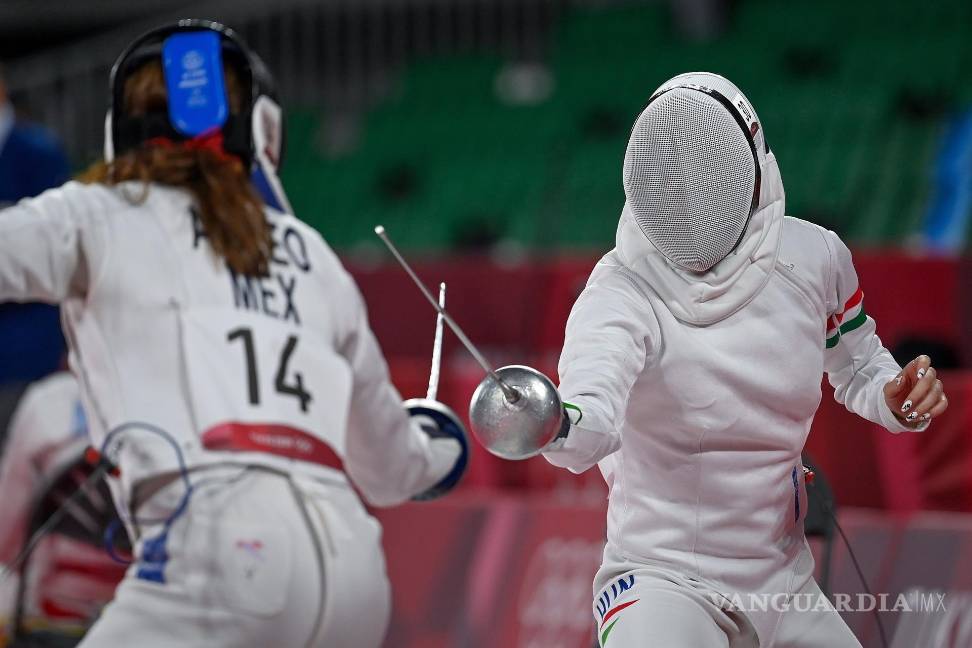 $!Sarolta Kovacs (d) de Hungría y Mariana Arceo de México pelean en la ronda clasificatoria de la disciplina de espada de esgrima del pentatlón moderno individual femenino de los Juegos Olímpicos de Tokio 2020. EFE