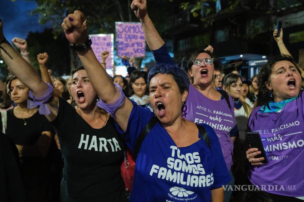 $!Mujeres corean consignas durante una protesta con motivo del Día Internacional de la Mujer, en Montevideo, Uruguay, el 8 de marzo de 2023.