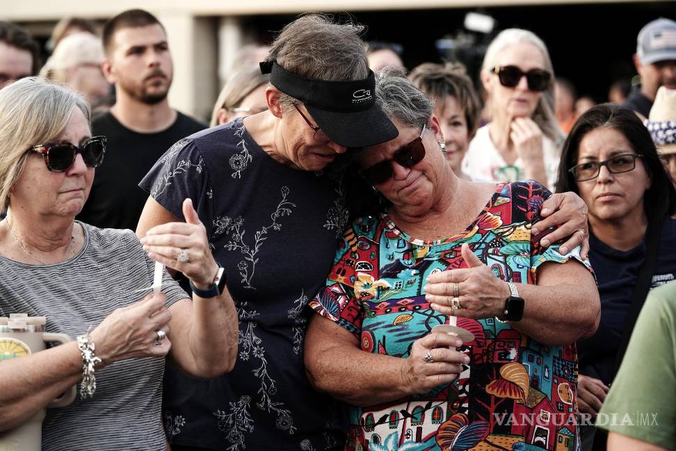 $!Personas asisten a una vigilia por las víctimas de las inundaciones de Texas en el monumento conmemorativo “Muro de la Esperanza” en Kerrville, Texas.