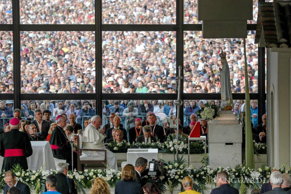 $!El Papa Francisco (c-i, de blanco) reza en la Capilla de las Apariciones en el Santuario de Nuestra Señora de Fátima, en Fátima, Ourem, Portugal.