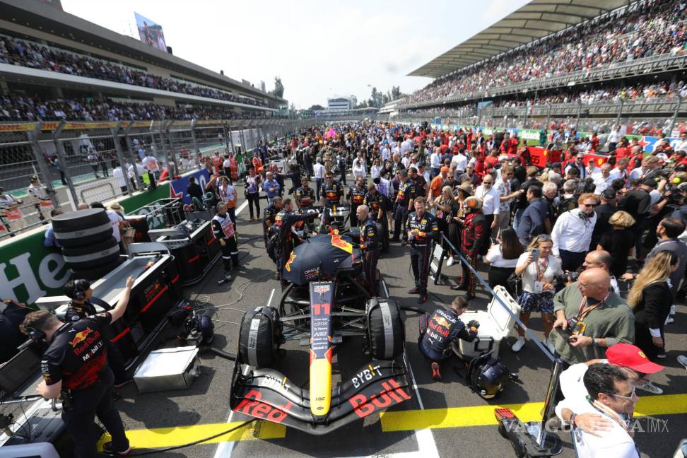 $!Los pilotos se preparan en la linea de salida previo al Gran Premio de Fórmula Uno de Ciudad de México en el Autódromo Hermanos Rodríguez.