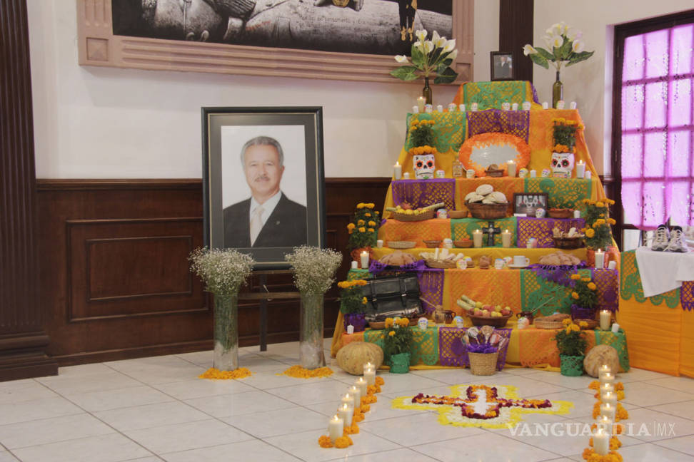 $!Montan en Congreso de Coahuila altar de muertos en honor a Horacio del Bosque Dávila