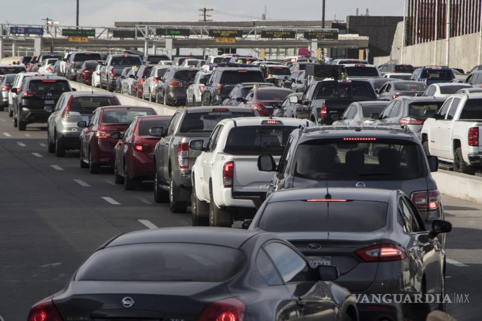 $!Miles de personas realizan largas filas, en espera de hasta una hora a pie y cuatro horas en vehículo, para cruzar por la Garita Centro a la ciudad de Calexico, EU.