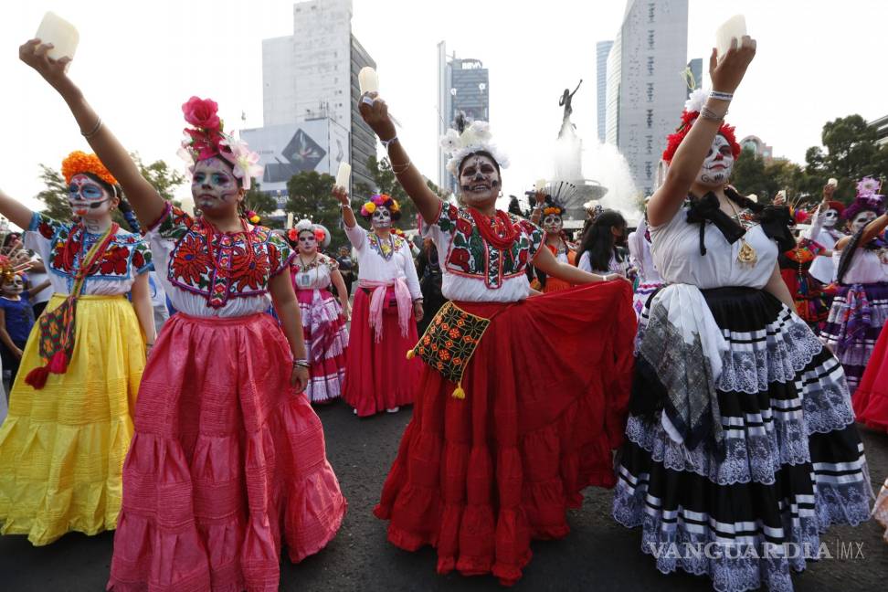 $!Mujeres participan en un desfile de catrinas en Ciudad de México (México).