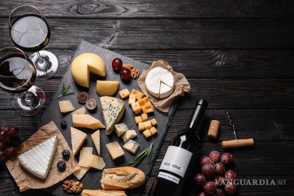 $!El placer gastronómico, una tabla de quesos acompañada de vino tinto, una opción popular para degustar en celebraciones.