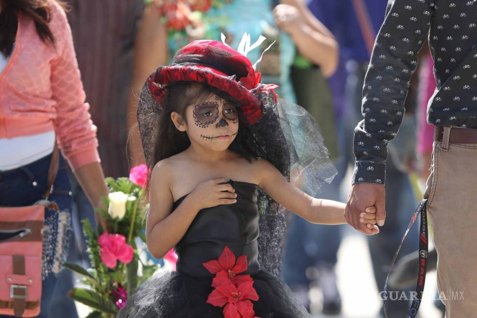 $!En el Día de Muertos, ellos no olvidan ni dejan solos a sus seres queridos [FOTOS]