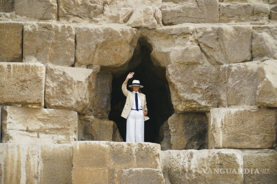 $!Melania Trump pasea entre las pirámides en Egipto