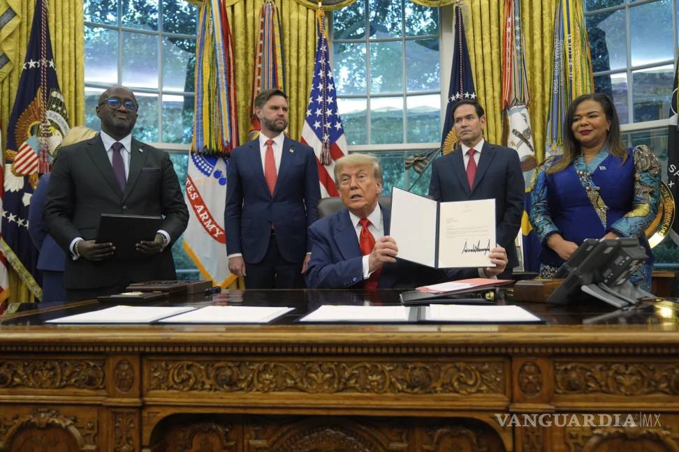 $!Donald Trump sostiene el acuerdo de paz firmado por la República Democrática del Congo y Ruanda en la Casa Blanca.