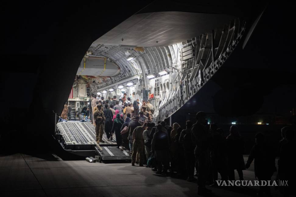 $!Pasajeros afganos a bordo de un C-17 Globemaster III de la Fuerza Aérea de los Estados Unidos durante la evacuación de Afganistán en el Aeropuerto Internacional Hamid Karzai (HKIA), Afganistán. EFE/EPA/MSgt. Donald R. Allen