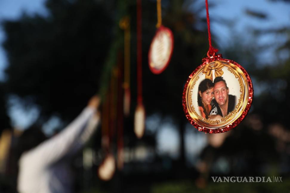 $!500 esferas de navidad con los rostros de desaparecidos reclaman por la que más de 90 mil personas que se desconoce su paadero. EFE/Sáshenka Gutiérrez