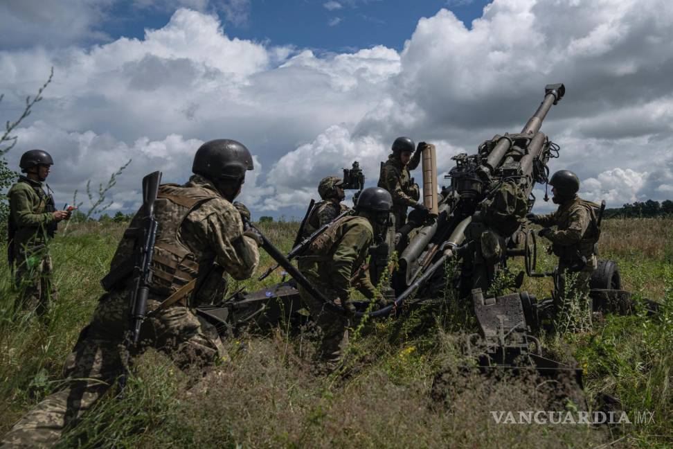 $!Militares ucranianos se preparan para disparar un obús M777 suministrado por Estados Unidos contra posiciones rusas desde la región de Járkiv, Ucrania.