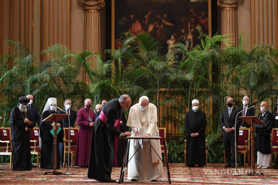 $!El Papa Francisco (c) llega para asistir al encuentro ‘Fe y ciencia: hacia la COP26’ en el Salón de las Bendiciones, en el Vaticano. EFE/EPA/Alessandro Di Meo