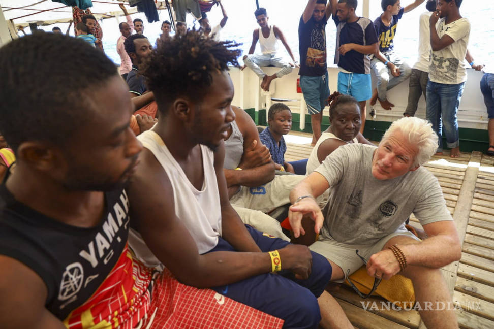 $!Richard Gere en acto solidario y humanitario lleva víveres a 121 inmigrantes rescatados por Open Arms