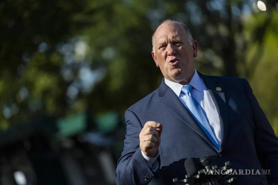 $!El zar fronterizo estadounidense Tom Homan responde a las preguntas de los medios de comunicación frente al ala oeste de la Casa Blanca en Washington.