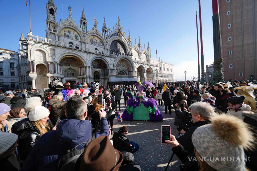 $!Una mujer ataviada con una máscara posa delante de la iglesia de San Marcos durante el Carnaval, en Venecia, Italia, el 28 de enero de 2024.