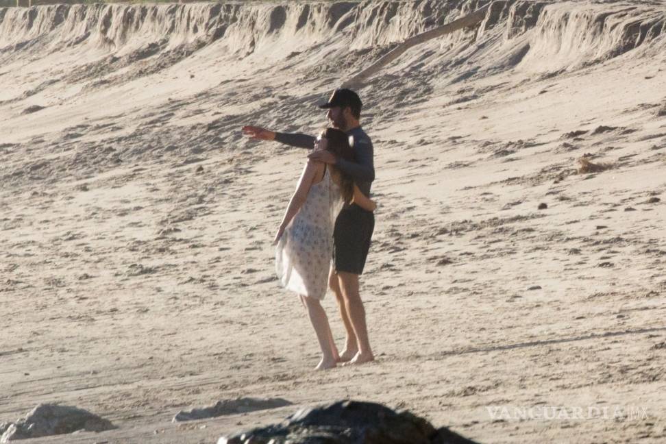 $!Chris Martin y Dakota Johnson muestran su amor en la playa; se confirma romance