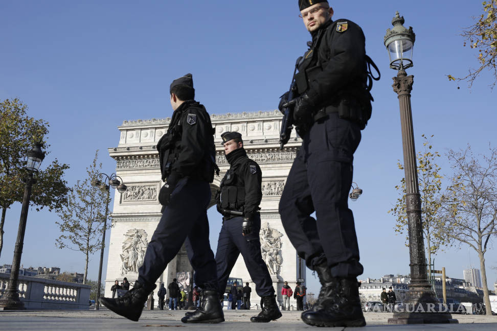 $!Extreman seguridad para festejos de Año Nuevo en París