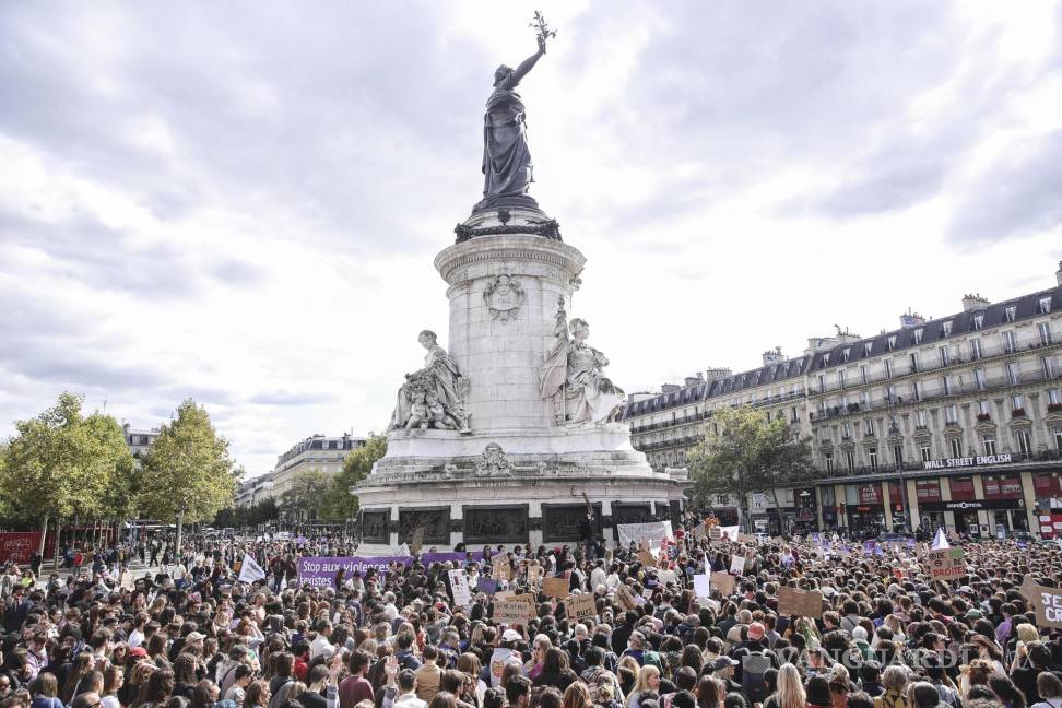 $!Cientos de personas en una manifestación feminista en apoyo a Gisele Pelicot, víctima de presunta violación por parte de su marido en París, Francia.