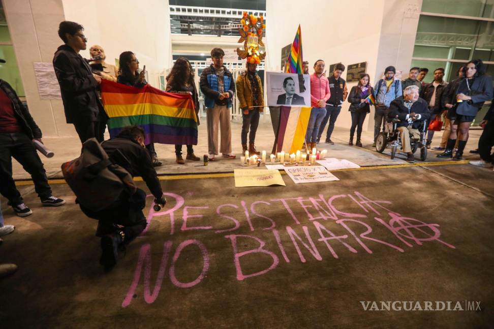 $!Integrantes de la comunidad LGBTTTIQA+ llevaron a cabo una protesta y velada por Jesús Ociel Baena en Toluca, Estado de México.