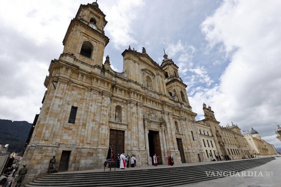 $!Vista general de la catedral Primada durante la conmemoración del Viacrucis, en Bogotá, Colombia. EFE/Mauricio Dueñas Castañeda