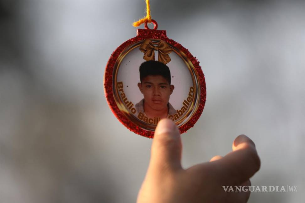$!Familiares de personas no localizadas colocan esferas con la imagen de sus desaparecidos en Jardín de la Memoria. EFE/Sáshenka Gutiérrez