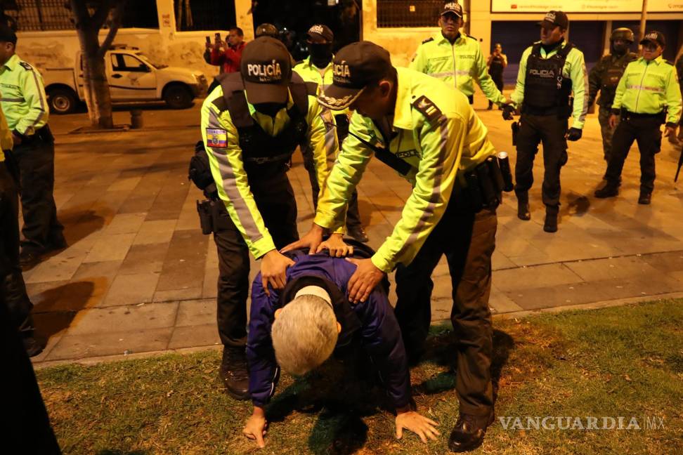 $!El jefe de Cancillería y Asuntos Políticos de la Embajada de México, Roberto Canseco, forcejea con policías en Quito, Ecuador.