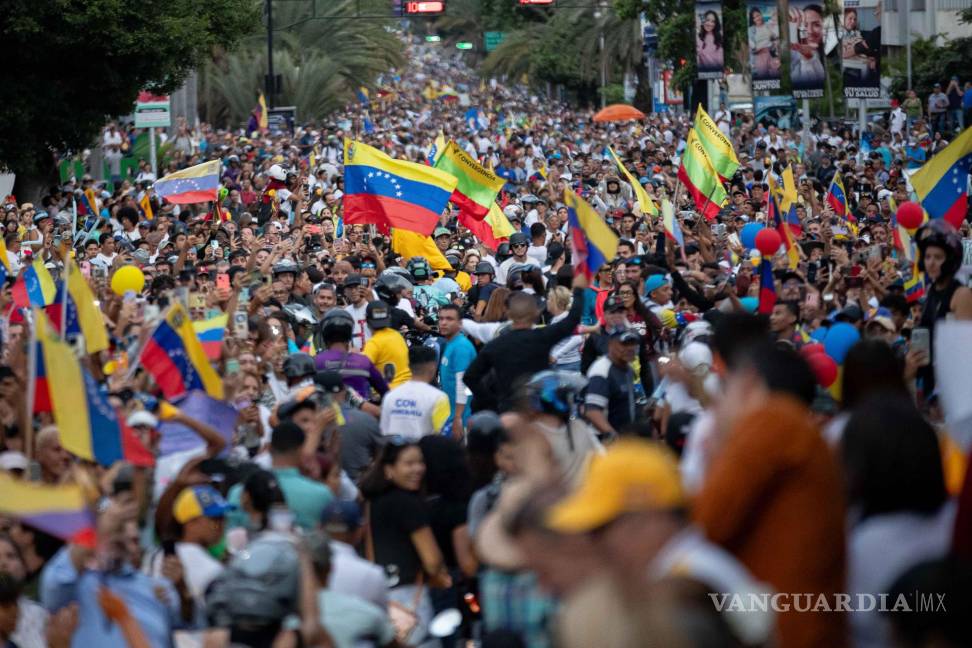 $!Simpatizantes del candidato presidencial Edmundo González Urrutia, participan de su cierre de campaña en Caracas, Venezuela.