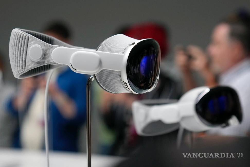 $!Las gafas Vision Pro de Apple en una sala de exposiciones del campus de Apple en Cupertino, California.
