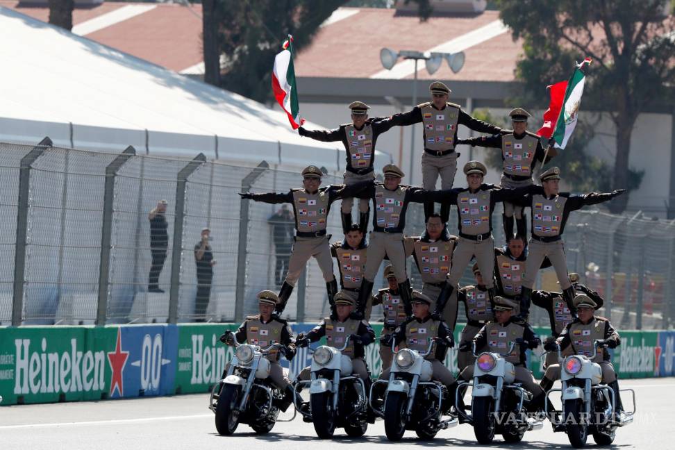 $!Motociclistas hacen acrobacias en el desfile previo en el Gran Premio de Fórmula Uno de México que se realiza en el Autódromo Hermanos Rodríguez en Ciudad de México. EFE/Mario Guzman