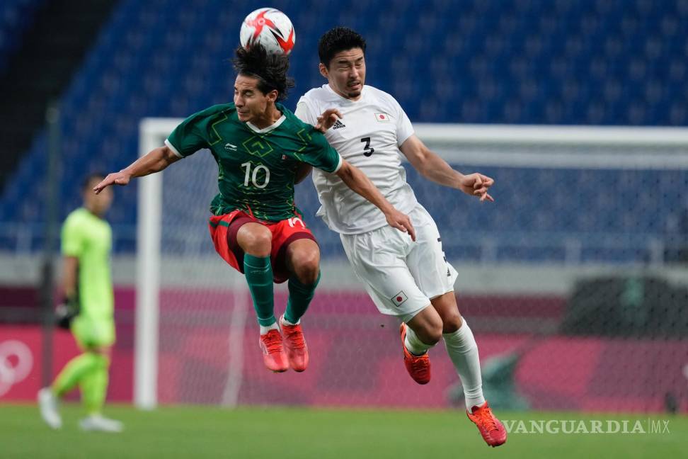 $!El mexicano Diego Lainez, a la izquierda, y el japonés Yuta Nakayama intentan cabecear el esférico en el partido por la medalla de bronce del fútbol masculino de los Juegos Olímpicos de Verano 2020. AP/Martín Mejía