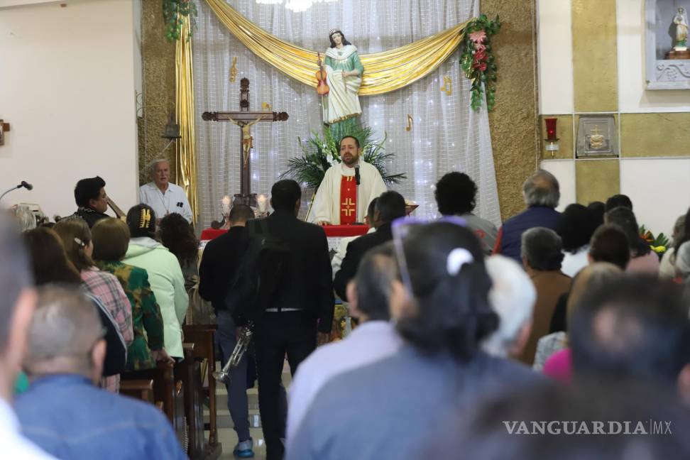 $!Familias saltillenses disfrutaron de una misa con música en vivo, acompañada de antojitos mexicanos en la Capilla de Santa Cecilia.