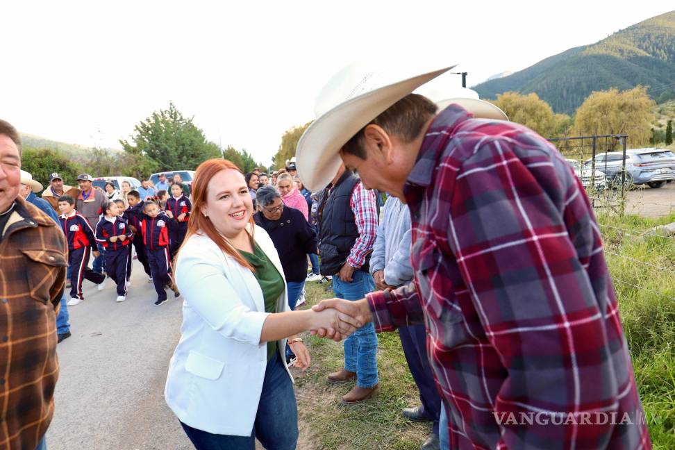 $!La alcaldesa Ana Karen Sánchez Flores encabezó la entrega del nuevo camino al panteón de Mesa de las Tablas, obra que representó más de 3.1 millones de pesos en inversión.