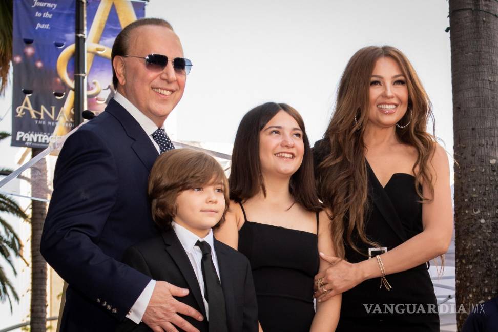 $!Thalía, su esposo y sus dos hijos en el acto de la apertura de su estrella de la fama en el Hollywood Walk of Fame en Los Angeles, California, USA, en 2019.