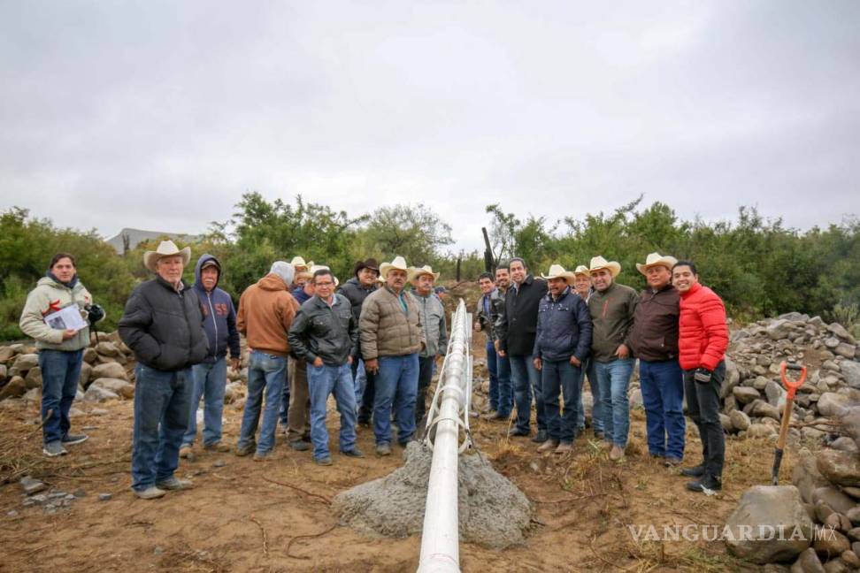 Entrega Chema fosa séptica en Las Encinas