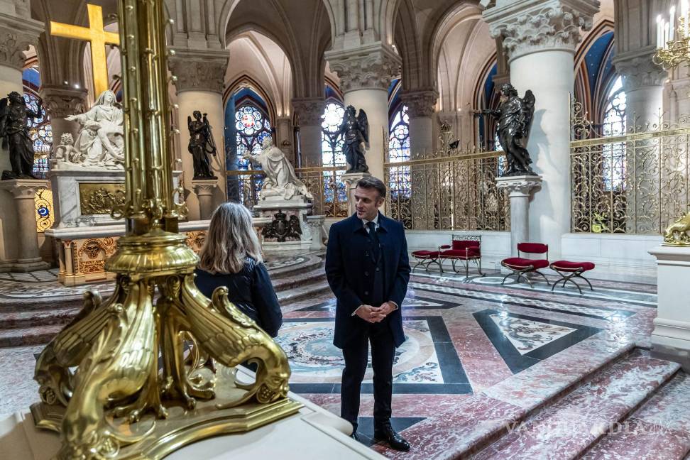 $!El presidente francés, Emmanuel Macron (izq.), habla con un restaurador de arte durante una visita a la catedral de Notre Dame de París en París, Francia.