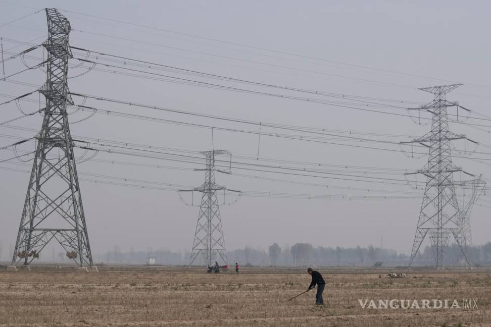 $!Foto de cables de electricidad, tomada en la provincia de Henan en China, el 23 de octubre de 2021. (AP foto/Ng Han Guan)