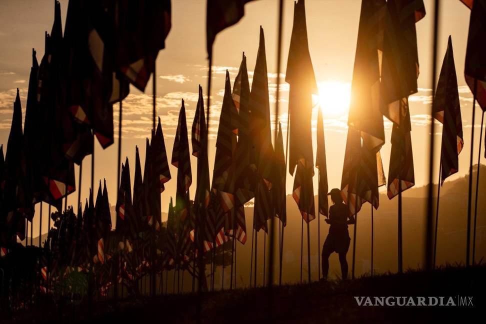 $!Un visitante camina al atardecer entre las banderas de la instalación conmemorativa ‘Waves of Flags’ en vísperas del 20 aniversario del 11 de septiembre, en la Universidad Pepperdine en Malibu, California. EFE/EPA/Etienne Laurent